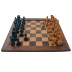 Tabuleiro para jogo de xadrez em madeira policromada. Acompanham peças para o jogo. 50 x 50 cm.