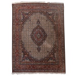 Tapete Persa, medindo 260 x 212 cm. Necessita de limpeza.