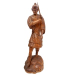 ARTE POPULAR BRASILEIRA - CLAUDINEI - São Miguel. Escultura em madeira esculpida. Assinada. 63 cm.