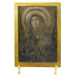 La Vierge em Contemplation, com localização da obra no Museu de Florença - Placa francesa, de formato retangular, em metal lavrado com borda dourada representando Nossa Senhora com as mãos reunidas ao peito e olhando para o céu. 19 x 26.5 cm.