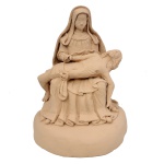 Arte Popular Brasileira. Pietá - Imagem em terracota policromada. Séc. XX. 30 x 20 cm.