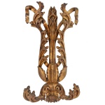 Talha de parede em madeira dourada, esculpida e vazada em alto relevo por composição ornamentada com folhagens e fitas. Séc. XX. 67 x 39 cm.