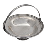 CHRISTOFLE - Cesta com alça francesa em metal espessurado a prata, da Maison Christofle, Paris. França. Séc. XX. 27,5 cm (diâm). 25 cm com alça.