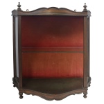 Vitrine de parede em madeira. Corpo de forma retangular apoiado em quatro pés e encimado por ponteiras. Brasil. Séc. XX. 70 x 70 x 26 cm.