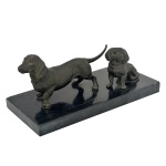 Grupo escultórico em bronze na representação de dois cachorros. Base em granito. 12.5 x 25 x 22 cm (medida total). 9 x 22 (só os cachorros).