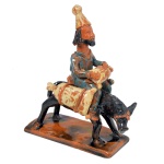 Estatueta em cerâmica policromada representando viajante. 17 x 12 x 15 cm.