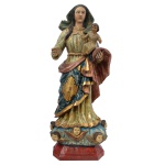 Imagem brasileira em madeira policromada e dourada representando N. Senhora do Rosário em sua tradicional postura, com o Menino Deus recolhido sobre o braço esquerdo. Apresenta-se com ricas e amplas vestes, de pé sobre base com cabeças de anjos. Peanha retangular chanfrada. Séc. XIX. 90 x 35 x 24 cm.
