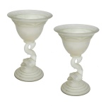 Par de centros de mesa de vidro fosco. Parte superior na forma de cornetas encimadas por golfinhos. Base circular sobreposta. Séc. XX. 26 x 17 cm.
