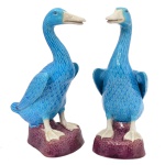 Casal de patos em cerâmica policromada de cor azul. 30 x 20 cm.