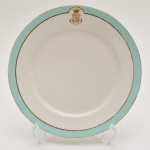 VISCONDE VILA REAL DE PRAIA GRANDE - Prato pertencente ao Visconde Vila Real de Praia Grande (Caetano Pinto de Miranda Montenegro) em porcelana Charles Pillivuyt. Pasta dura de fundo branco, borda parcialmente em verde berilo entre filetes dourados. Monograma "VPG" entrelaçado e dourado, sob coroa de Visconde. Séc. XIX. 23 cm.