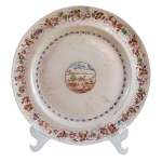 BARÃO DE PAQUETÁ - Prato em porcelana Cia das Índias, pertencente ao Serviço do Barão de Paquetá (José Tomás da Silva Quintanilha) proveniente da família do Marques de Olinda. Fundo branco decorado por paisagem rural em reserva única central, circundado à borda por arabescos e guirlandas floridas em rica policromia de esmaltes. China. Dinastia Qing (1644 - 1911). Jiaqing (1796 - 1820). 25 cm. Reproduzido na pág. 199 /2 20 do livro As Cias das Índias e a Porcelana Chinesa de Encomenda de José Roberto Teixeira Leite.