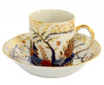 DUQUE DE PALMELA - Xícara com pires de porcelana Cia das Índias, pertencente ao Serviço do 1º Duque de Palmela (Pedro de Souza Holstein). China. Séc. XIX. 7 x 7 cm (xícara). 13 cm (pires). Peça do mesmo serviço reproduzida na pág. 135 do Livro Louça da Aristocracia no Brasil, por Jenny Dreyfus.