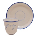 VISCONDE DE GUALIY - Xícara com pires de porcelana francesa, pertencente ao Serviço do Visconde de Guay (Joaquim Elísio Pereira Marinho). Superfície branca com filete na borda, pintados à mão em azul royal. Inscrição: Gualy.  6,5 x 7 cm. (xícara). 14 cm (pires).