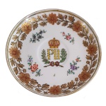 RARO - Pires de porcelana francesa, representativo da Coroação de D. Pedro II. Borda com larga faixa com ramos e flores, predominando o dourado. Centro com o P II Coroado.  Séc. XIX. 12.5 cm.