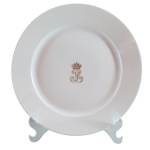 REI LUIZ FELIPE / COND EU / PRINCESA ISABEL - Prato de porcelana francesa decorado, ao centro, com monograma em ouro. Procedente do serviço do Rei Luiz Filipe, França. Séc. XIX. 24 cm. Posteriormente este serviço foi trazido ao Brasil, tendo sido utilizado, pelo casal Isabel e Gastão d Orleans, no Palacete em que habitaram, na Serra Fluminense, em Petrópolis, propriedade que se encontra preservada, até os dias atuais, na histórica Av. Koeller, em frente à Catedral da cidade. Marcas de manufatura ao fundo: Chateau de Trianon coroado em rosáceo, Sévres 1846 com iniciais coroadas em azul e SV, Ps invertidos.