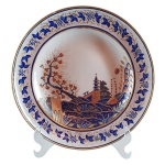 CONDE DE ITAMARATI - Prato fundo em porcelana Cia das Índias pertencente ao Serviço do Conde de Itamarati (Francisco José Da Rocha), 2º. Barão com Grandeza, Visconde e Conde de Itamarati. Intensa decoração com esmaltes do período Jiaqing. Borda com frisos em ouro e faixa com cachos de uva, parreiras e no centro arvore de romã e seus frutos tendo ao fundo vilarejo. China. Início do séc. XIX. 25 cm. Exemplar idêntico reproduzido no livro Louça da Aristocracia no Brasil, por Jenny Dreyfus á pag. 124.