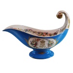 REI LUIZ FELIPE  Rara molheira de porcelana francesa, pertencente ao Serviço do Rei Luiz Philipe, conhecido como serviço azul celeste. Sévres, 1846. Apresenta bojo na cor azul celeste com intensa decoração floral e realces a ouro. Centralizando anjos e o monograma Real de Louis Philipe sob coroa. Interior de superfície branca, com borda floral e bouquet de flores no centro. No fundo, marca de Sèvres e chancela do Chateau des Tuileries em vermelho. Excepcionalmente marcado com a marca suplementar representando a coroa real francesa. Séc. XIX. 15 x 22 x 9.5 cm.
