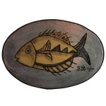 FRANCISCO BRENNAND (Recife, 1927 - 2020) - Placa em cerâmica esmaltada, queimada e vitrificada. Decorado com peixe na cor amarelo. 13/50. Marca da oficina cid. Pernambuco. Séc. XX. 26 x 38 cm.