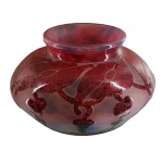 LE VERRE FRANCE, SCHNEIDER - Vaso em vidro artístico, em tons de roxo, de formato esférico. Apresenta decoração por camadas com representação de frutos. França. Séc. XX. 11 x 17 cm.