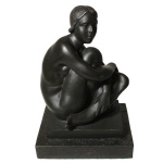 JOÃO BATISTA FERRI (1986 - 1978) - Figura Feminina.  Escultura em bronze fundido e patinado. Base em mármore belga de dimensões quadrangulares. 24 cm / 27 cm.
