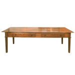 Belíssima mesa mineira para apresentação em madeira nobre (vinhático). Tampo liso de formato retangular apoiado em dois gavetões. Pernas retas seguindo o estilo.  Brasil. Séc. XVIII. 81 x 265 x 91 cm.