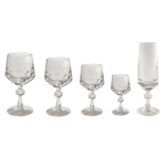Serviço de copos em cristal europeu, translúcidos e lisos. Constando de 30 peças, sendo: 06 taças p/ água (16 cm), 06 taças p/ vinho tinto (15 cm), 06 taças p/ vinho branco (13 cm), 6 taças p/ licor (10 cm), 6 flutes (19 cm).