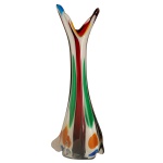 Vaso de vidro artístico de Murano de formato alongado e colorido. Séc. XX. 70 x 24 cm.