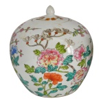 Potiche de porcelana chinesa de formato globular Decoração com peônias e folhagens. China. Séc. XX. 25 x 24 cm.