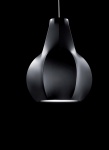GINA PRETA -  Luminária de teto (pendente) italiana em Neoprene na cor preta. Marca Kundalini. Itália. 75 x 50 cm.