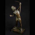 ETTORE XIMENES (Palermo, 11 de abril de 1855 - Roma, 20 de dezembro de 1926). Escultura de bronze patinado representando figura de guerreiro. Assinado. 45.5 x 20 x 12.5 cm. Escultor, pintor e professor. Realiza, entre 1868 e 1871, seus primeiros estudos na Academia de Belas Artes, em Palermo, Itália. De 1872 a 1874, reside em Nápoles, Itália, e estuda na Academia de Belas Artes, tornando-se discípulo do pintor Domenico Morelli. Subvencionado pelo governo italiano, em 1874, transfere-se para Florença, também na Itália. Nessa cidade, produz ilustrações para a revista Illustrazione Italiana. É professor de escultura e diretor do Istituto Statale d'Arte, em Urbino, Itália, de 1885 a 1894. É autor de grande número de monumentos públicos na Itália e no exterior. Vem para o Brasil em 1919 e só retorna definitivamente para a Itália em 1926, ano de sua morte. Nesse período, tendo sido autor do projeto vencedor de um concurso internacional, dedica-se a elaboração do Monumento à Independência do Brasil, erguido no bairro do Ipiranga, em São Paulo. Executa, também em São Paulo, o Monumento à Amizade Sírio-Libanesa, ainda por ocasião das comemorações do primeiro centenário da Independência do Brasil.
