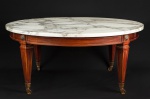 Mesa de centro de forma circular. Tampo em mármore branco, apoiado em estrutura de madeira. Saia lisa intercaladas por cruzetas. Pernas retas e entalhadas, finalizadas por rodízios. Séc. XX. 42.5 x 98 cm.