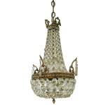 Lustre estilo império composto por estrutura em metal fundido com representações de guirlandas de flores e elementos fitomórficos. Pingentes em cristal incolor facetado.  73 x 25 cm.