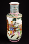 Vaso de porcelana chinesa apresentando decoração com personagens com cavalo e fundo com montanhas. China. Séc. XX. 58 x 25 cm.