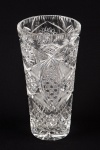 Vaso de cristal europeu, translucido e lapidado. Apresenta profusa lapidação em elementos geométricos. Séc. XX. 26 x 13 cm.