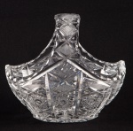Cesta de cristal europeu, translucido e lapidado. Apresenta profusa lapidação estrelada, rematada com minuciosas arestas. Séc. XX. 18 x 20.5 x 13 cm.