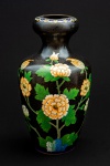 Vaso chinês em cloisonné apresentando fundo de cor preta com decoração de flores e folhagens. China. Séc. XX. 25 x 15 cm.