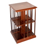 JEAN-CLAUDE BAILLY (famoso designer francês ativo no Brasil na década de 1950-60) - Revolving Bookcase  Mesa giratória para livros de madeira no estilo inglês. Corpo de dimensões quadradas com divisórias de formas e tamanho diferenciados. Década de 70. 76 x 46 x 46 cm. O decorador, enviado ao Brasil para representar a famosa Maison Jansen de Paris acabou se fixando no eixo Rio  São Paulo, inovando um estilo conhecido como Clássico Francês, mobiliando com suas criações as mais famosas residências brasileiras.