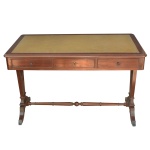JEAN-CLAUDE BAILLY (famoso designer francês ativo no Brasil na década de 1950-60) - Mesa de biblioteca em madeira nobre, estilo Clássico Francês. Tampo retangular forrado em couro verde pirogravado. Saia com três gavetas alinhadas à frente. Colunas laterais retas com pernas recurvas reunidas à base por trave torneada. 76 x 120 x 65 cm O decorador, enviado ao Brasil para representar a famosa Maison Jansen de Paris acabou se fixando no eixo Rio  São Paulo, inovando um estilo conhecido como Clássico Francês, mobiliando com suas criações as mais famosas residências brasileiras.