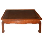 JEAN-CLAUDE BAILLY (famoso designer francês ativo no Brasil na década de 1950-60) - Mesa de centro de estilo chinês, de dimensões quadrada de madeira encerada. Tampo liso com borda em leve realce apoiado em saia reta com pernas retilíneas. 40 x 110 cm. O decorador, enviado ao Brasil para representar a famosa Maison Jansen de Paris acabou se fixando no eixo Rio  São Paulo, inovando um estilo conhecido como Clássico Francês, mobiliando com suas criações as mais famosas residências brasileiras.