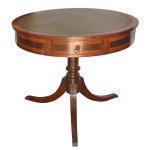 JEAN-CLAUDE BAILLY (famoso designer francês ativo no Brasil na década de 1950-60) - Mesa para jogo de forma circular de madeira nobre com tampo em couro com moldura. Quatro pequenas gavetas completam o tampo da mesa.  Puxadores em bronze na forma de argolas. Coluna central torneada, abrindo em três pés canelados, de apoio com ponteiras em bronze. 78 x 95 cm. O decorador, enviado ao Brasil para representar a famosa Maison Jansen de Paris acabou se fixando no eixo Rio  São Paulo, inovando um estilo conhecido como Clássico Francês, mobiliando com suas criações as mais famosas residências brasileiras.