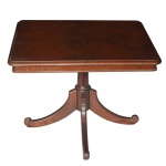 JEAN-CLAUDE BAILLY (famoso designer francês ativo no Brasil na década de 1950-60) - Mesa lateral de forma retangular de madeira nobre. Tampo liso encimado por coluna central torneada, abrindo em três pés canelados, de apoio com ponteiras em bronze. 50 x 70 x 55 cm. O decorador, enviado ao Brasil para representar a famosa Maison Jansen de Paris acabou se fixando no eixo Rio  São Paulo, inovando um estilo conhecido como Clássico Francês, mobiliando com suas criações as mais famosas residências brasileiras.