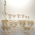 LINO HENRIQUES BENTO DE SOUSA (Lobão, Santa Maria da Feira, 1857 - 1921, primeiro e único VISCONDE E CONDE DE SANTIAGO DE LOBÃO. Conjunto de peças em cristal "Baccarat" pertencente ao Serviço do Conde de São Tiago de Lobão, apresentando todas as peças com brasão em ouro. França. Século XIX. Constando de 37 peças, sendo: garrafa p/ vinho, 06 copos p/ água, 06 taças p/ vinho tinto, 06 taças p/ vinho branco, 06 taças p/ vinho do Porto, 06 taças p/ licor e 06 taças p/ champagne.