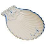 VISCONDE DE GUAHY - Petisqueira em porcelana francesa, formato de concha em relevo, decorada com motivo fitomorfo e filete na borda, pintados à mão em azul royal. Inscrição: Gualhy. Timbre bicolor no verso: Porcelaine a Feu. H & P L Vierzon. Medaille dOr, 1878. Hache, Jullien & Cie. Vierzon. Paris. 12 x 11 cm.