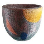 GONÇALO IVO (Rio de Janeiro, 1958) - Cachepot em cerâmica ornamentado por abstrações policromadas. Assinado e datado de 1995 sob a base. 18 x 21.5 cm. Filho do jornalista e poeta Lêdo Ivo e da professora Maria Leda Sarmento de Medeiros Ivo é influenciado pela circulação dos pais em ambientes culturais. Além de conhecer escritores, frequenta desde criança ateliês de artistas plásticos, como Iberê Camargo Adolescente, matricula-se em aulas de pintura e de desenho no Museu de Arte Moderna no Rio de Janeiro (MAM/RJ). Faz Arquitetura e urbanismo pela Universidade Federal Fluminense (UFF) e, durante a década de 1980, trabalha como ilustrador e designer gráfico para editoras em São Paulo e Rio de Janeiro. Em 1986, leciona pintura na Universidade Federal do Rio de Janeiro (URFJ) como professor visitante. Estabelece ateliê no bairro de Santa Teresa e em Teresópolis, região serrana do Rio de Janeiro, onde reside. Participa de mostras coletivas e Salões de Artes, e integra, em julho de 1984, a exposição Como Vai Você, Geração 80?, na Escola de Artes Visuais do Parque Lage, com outros 123 artistas.