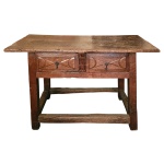 Mesa mineira de fazenda em madeira clara com tampo retangular. Caixa reta apresentando par de gavetas alinhadas e almofadadas. Pernas retilíneas reunidas à base por travessões. Início do séc. XIX. 86 x 141 x 69 cm