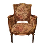 Poltrona francesa Corbeille, estilo Louis XVI, em madeira nobre ornamentada em douração por frisos e adornos florais. Encosto reto e abaulado, realçado por medalhão. Laterais com braços arqueados, apoiadas em assento ovalado. Pernas retilíneas e caneladas. Forração em tecido floral. 104 x 78 x 57 cm.
