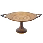 Centro de mesa em bronze trabalhado. Corpo de dimensão circular com alças laterais vazadas. Base lisa e circular. 18 x 43 cm.