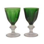 BACCARAT - Par de taças para vinho em cristal francês da Maison Baccarat. Bojo na cor verde oliva e pés circulares e translúcidos. 12 cm