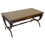 Mesa de centro europeia, estilo Império, ornamentada por florões em metal dourado. Tampo retangular com galeria vazada em arcos, apoiado em saia reta. Montantes laterais construídos com arcos invertidos e reunidos por trave torneada com anelados. Pé com defeito. 50 x 103 x 53 cm.