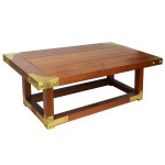 Mesa em madeira nobre, de formato retangular, ornamentada por ferragens em metal dourado nas quinas. Tampo construído com largas ripas, apoiado em pernas retilíneas e reunidas à base por travessões retos.45 x 130 x 70 cm.